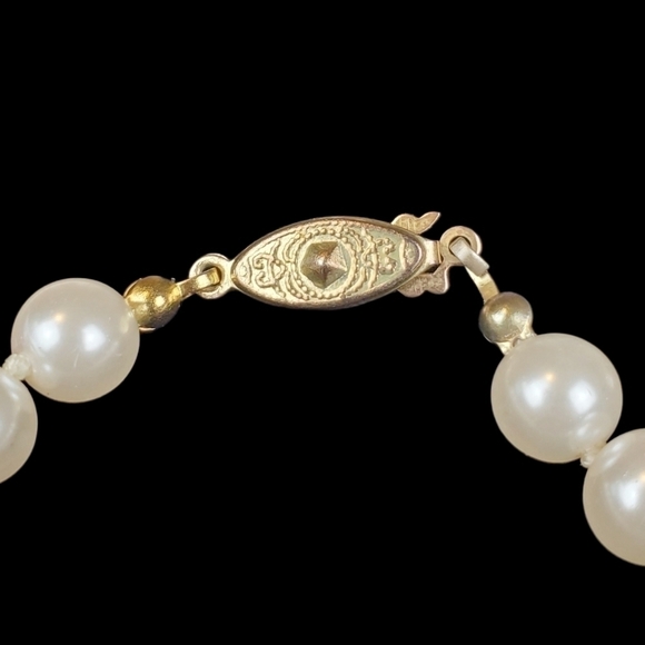Vintage Faux Pearl Bracelet Hand Knotted Strand Creamy White Decorative Clasp 7" - Picture 3 of 5